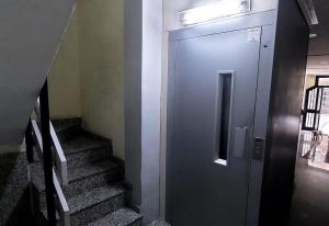 un ascensor de metal en un pasillo con escaleras en Bravaholidays-831-Fabra-Barcelona, en Santa Coloma de Gramenet