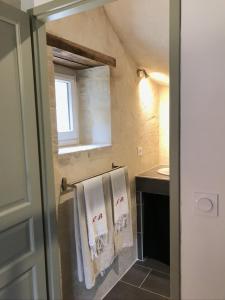 Ein Badezimmer in der Unterkunft Les Granges Pelloquin