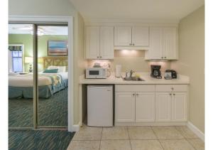 Kjøkken eller kjøkkenkrok på Myrtle Beach - Deluxe Studio Villa Retreat Resort - Special Offer Reserve Now!