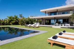 Bazén v ubytování KARAT Villa Atelier de la Vega nebo v jeho okolí