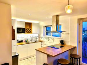 A cozinha ou kitchenette de Rustic Elegant 2Bedroom Haven near Regents Park