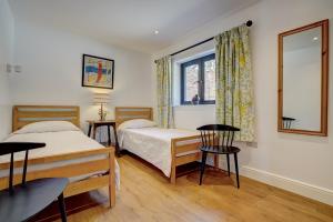 Säng eller sängar i ett rum på Contemporary Barn Waveney Valley