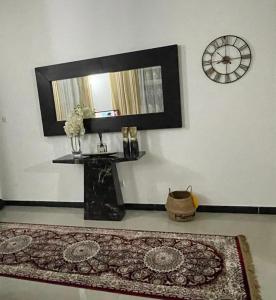 um quarto com um espelho e um tapete na parede em Silverest Sanctuary: Home away from Home em Lusaka