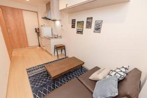 sala de estar con sofá y mesa en Minowa House - Vacation STAY 61237v, en Tokio