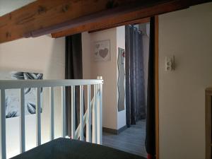 eine Treppe, die zu einem Zimmer mit einem Treppengeländer führt in der Unterkunft L'Appart de Karine et Nico in Gruissan