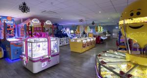 uma sala com muitos jogos de arcada e outros jogos em Captivating 2-Bed Caravan in Clacton-on-Sea em Clacton-on-Sea