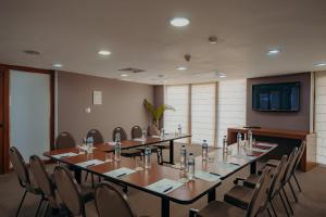Televisyen dan/atau pusat hiburan di The Bannister Hotel & Yacht Club by Mint