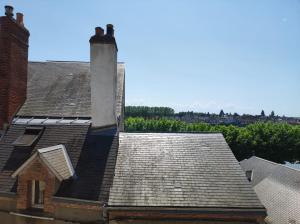 een dak met een schoorsteen bovenop een gebouw bij Le petit Giennois in Gien