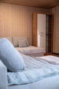 - une chambre avec deux lits et un réfrigérateur dans l'établissement Glishorn Blick, à Brigue