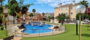 una piscina en un complejo con un tobogán en Casa Isabel, with a shared pool, en Murcia