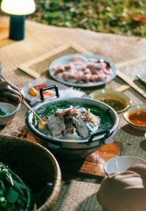 Chiewlan Camp and Resort في Ban Pha Saeng Lang: طاولة مع وعاء من الطعام على طاولة
