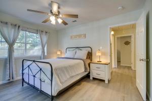 1 dormitorio con 1 cama y ventilador de techo en Gulfport Home with Fire Pit RVandTrailer Parking, en Gulfport