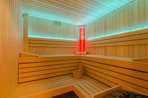 una pequeña sauna con luz roja. en Chill Warmia en Dywity
