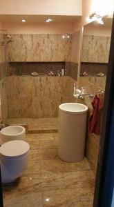 bagno con servizi igienici, bidet e lavandino di Pink House Advance Notice Required a Giarmata