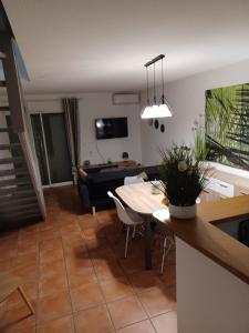 Телевизор и/или развлекательный центр в Charmante villa dans village naturiste