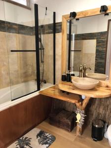 ル・ボーセにあるKembali mini loftのバスルーム(洗面台、ガラス張りのシャワー付)