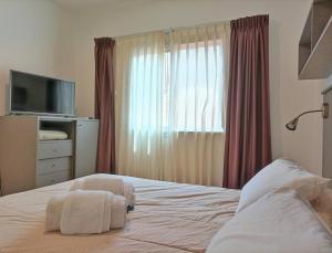 um quarto com uma cama com toalhas em Puna II - Depto p/4 con estacionamiento em Salta