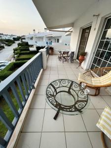 En balkon eller terrasse på Pounta Beach House