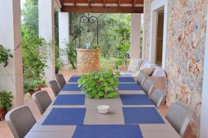 un tavolo con una tovaglia blu su un patio di Finca Son Tresco 126 by Mallorca Charme a Búger