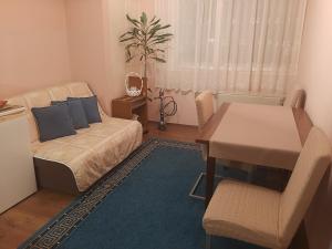 een woonkamer met een bank en een tafel bij Anka in Jagodina