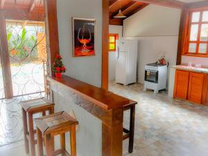 a kitchen with a counter top in a room at Casa Charmosa Em Bonito in Bonito