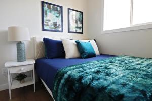 - une chambre avec un lit et une couverture bleue dans l'établissement Downtown 5 Bedroom,Rogers,Commonwealth,NAIT, à Edmonton