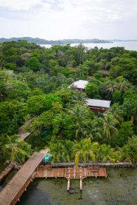 eine Luftansicht einer Brücke über einen Wasserkörper in der Unterkunft PirateArts Experience Resort in Bocas del Toro