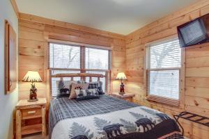 1 dormitorio con 1 cama en una cabaña de madera en Pet-Friendly Garrison Retreat with Gas Fireplace!, en Garrison