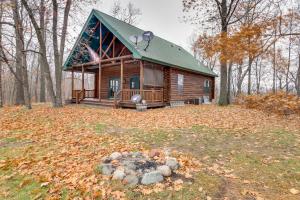 Cabaña de madera con techo verde en el bosque en Pet-Friendly Garrison Retreat with Gas Fireplace!, en Garrison