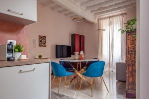 Casa Matta في كاستل غاندولفو: مطبخ مع طاولة مستديرة وكراسي زرقاء