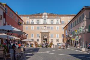 un gran edificio con un reloj encima en Casa Matta, en Castel Gandolfo