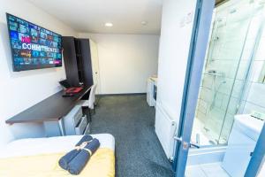 a room with a bed and a shower and a desk at Charming 1-Bed Studio in Birmingham in Birmingham