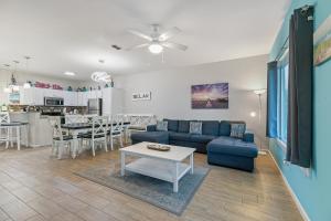 ein Wohnzimmer mit einem blauen Sofa und einem Tisch in der Unterkunft Las Joyas Bayview Home in Port Isabel