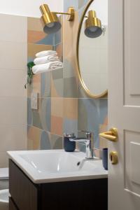 een badkamer met een wastafel en een spiegel bij Casa Matta in Castel Gandolfo