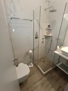 La salle de bains est pourvue d'une douche, de toilettes et d'un lavabo. dans l'établissement Cyclades Studios, à Parikia
