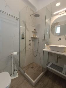 bagno con doccia e lavandino di Cyclades Studios a Paroikia