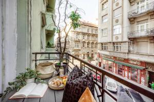 Chill on the Screened Balcony-Budapest Most Historic Landmarks 1072 Budapest, 6 Akácfa utca kép - 2