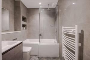 ein Bad mit einer Badewanne, einem WC und einer Dusche in der Unterkunft The Ladywell in Lewisham in London