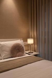 A bed or beds in a room at One Bedroom Apartment - Regent Hills, Mumbai Powai