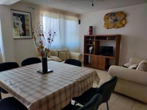 a living room with a table with a vase on it at Ubicacion Privilegiadadepartamento En El Centro in Almoloya de Juárez