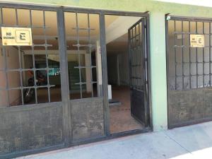 eine offene Tür eines Gebäudes mit einem Tor in der Unterkunft Ubicacion Privilegiadadepartamento En El Centro in Almoloya de Juárez
