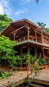 博卡斯德爾托羅的住宿－PirateArts Experience Resort，大型木制房屋设有木制甲板