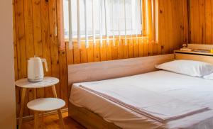 um pequeno quarto com uma cama e uma janela em Mountain VISTA, Bușteni em Buşteni