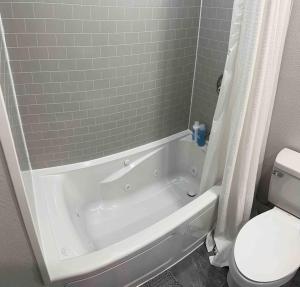 Bilik mandi di Studio with Private Beach on Bayou Grande