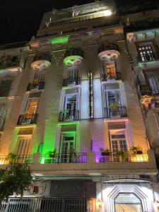 un edificio con luces de colores en el costado. en AFRIC HOTEL- Casbah en Argel