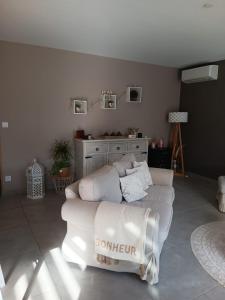 uma sala de estar com um sofá e uma mesa em Chambre Cosy non Fumeur em Châteaurenard