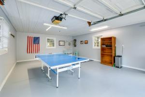 Πινγκ πονγκ στο Waterfront Topping Vacation Home with Boat Dock! ή εκεί κοντά