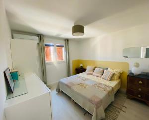 - une chambre avec un lit, une commode et une fenêtre dans l'établissement T3 rénové à 8 min de la mer, à Saint-Cyr-sur-Mer