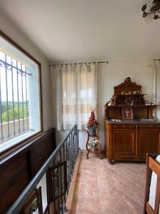 una stanza con scala e una grande finestra di PM Villa Corallo Guest House a Surigheddu