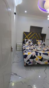 una camera da letto con un letto con un piumone colorato di Contemporary 1 bedroom apartment in awoyaya ibeju lekki a Awoyaya